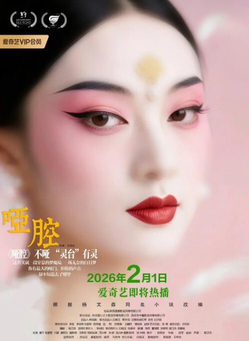 洗澡偷拍趁表妹洗头时候眼睛无法睁开的时候偷拍她洗澡可能女人第六感觉察觉到了表妹问谁在外面 - DissAV